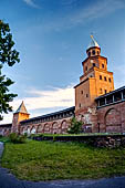 Novgorod - le mura del Cremlino (Detinets), la torre Kokuy, la pi alta di Novgorod.